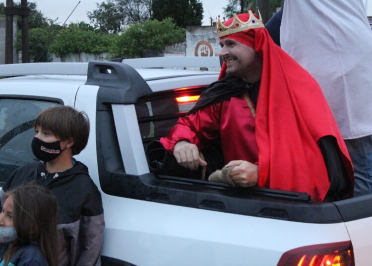 Pese a la lluvia los Reyes Magos recorrieron las calles de Juárez