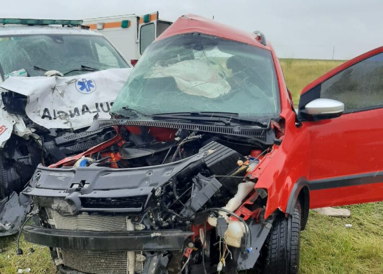 Trágico accidente sobre Ruta 3 entre un auto y una ambulancia: 3 fallecidos