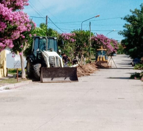 Comenzaron los trabajos de zanjeo y tendido de red para la obra de cloacas en Villa Cacique – Barker