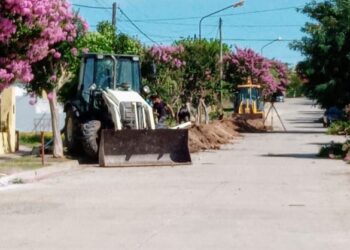 Comenzaron los trabajos de zanjeo y tendido de red para la obra de cloacas en Villa Cacique – Barker