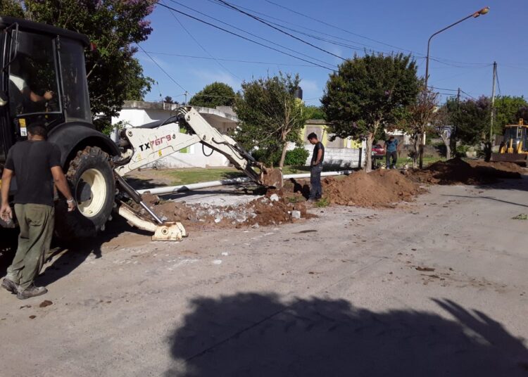 Comenzaron los trabajos de zanjeo y tendido de red para la obra de cloacas en Villa Cacique – Barker