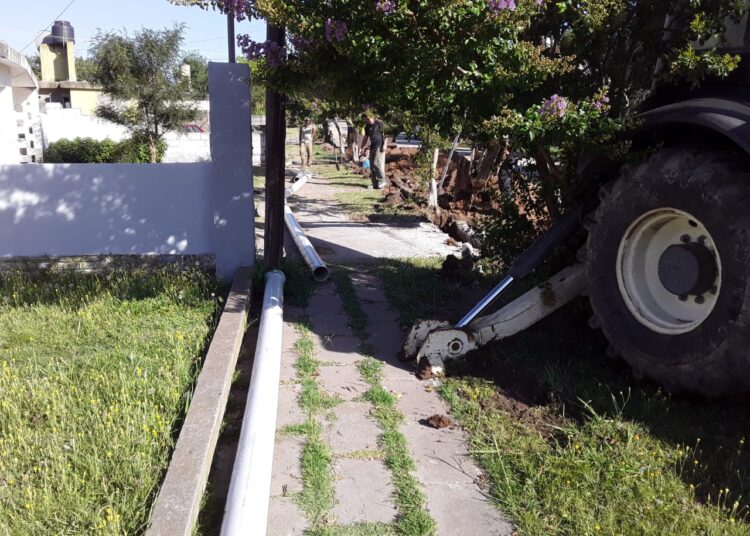 Comenzaron los trabajos de zanjeo y tendido de red para la obra de cloacas en Villa Cacique – Barker
