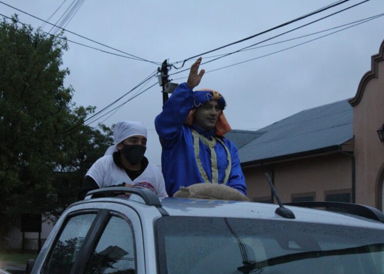 Pese a la lluvia los Reyes Magos recorrieron las calles de Juárez