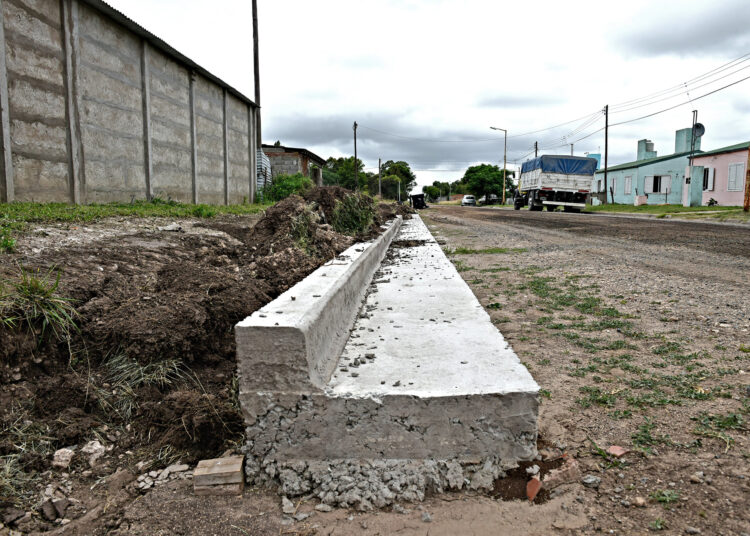 Se realizan trabajos de cordón cuneta y apertura de calles en Barrio Muñoz