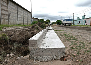 Se realizan trabajos de cordón cuneta y apertura de calles en Barrio Muñoz