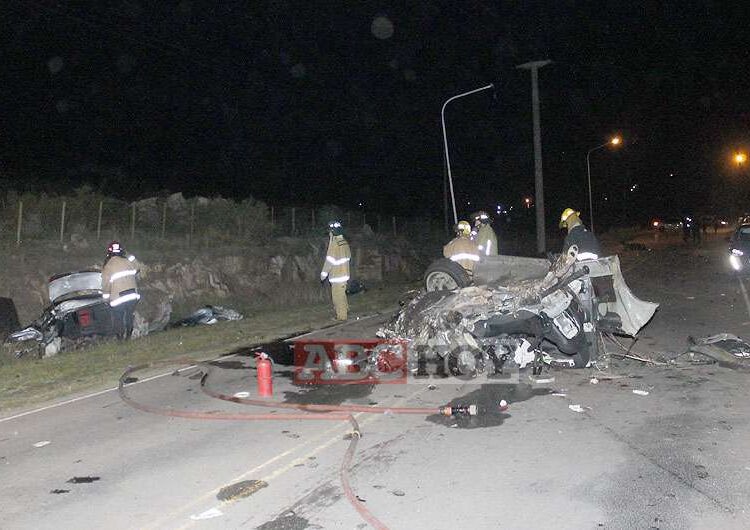 Un joven de 18 años y un nene de 7 mueren en violento choque en la avenida Estrada