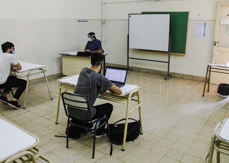 Qué establece la resolución que permite a los padres pedir licencia para cuidar a sus hijos los días que no tengan que cursar