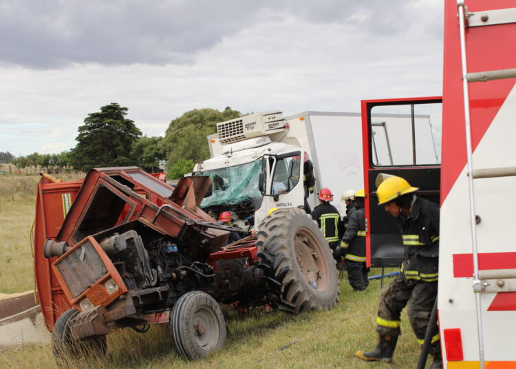Camiòn que transportaba pastas hacìa Juàrez, chocò contra un carro cerealero
