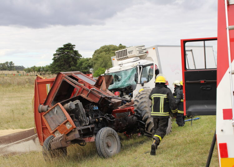 Camiòn que transportaba pastas hacìa Juàrez, chocò contra un carro cerealero