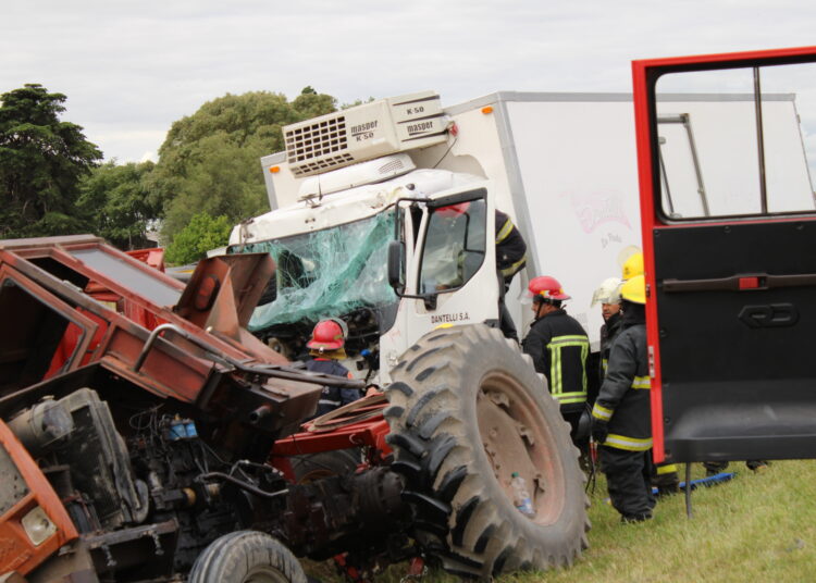 Camiòn que transportaba pastas hacìa Juàrez, chocò contra un carro cerealero