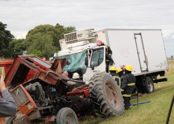 Camiòn que transportaba pastas hacìa Juàrez, chocò contra un carro cerealero