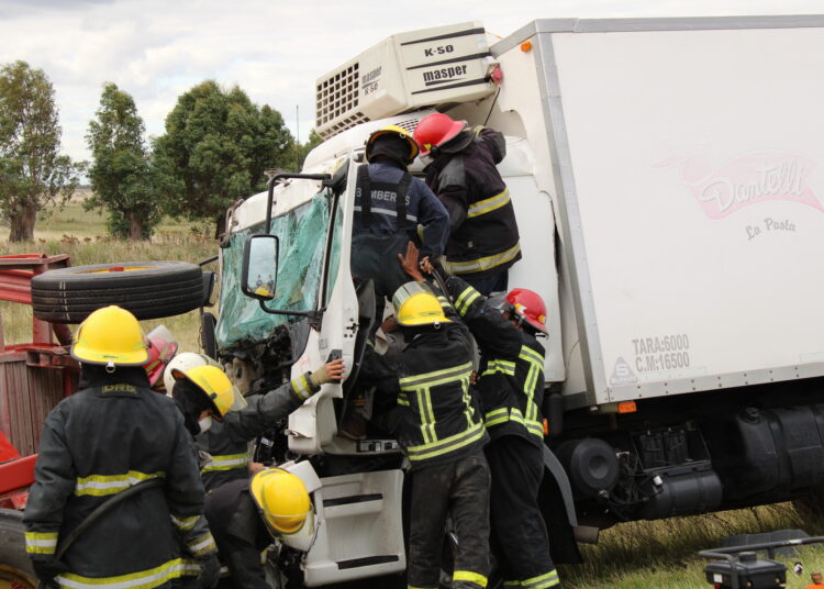 Camiòn que transportaba pastas hacìa Juàrez, chocò contra un carro cerealero