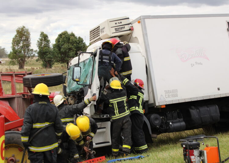 Camiòn que transportaba pastas hacìa Juàrez, chocò contra un carro cerealero