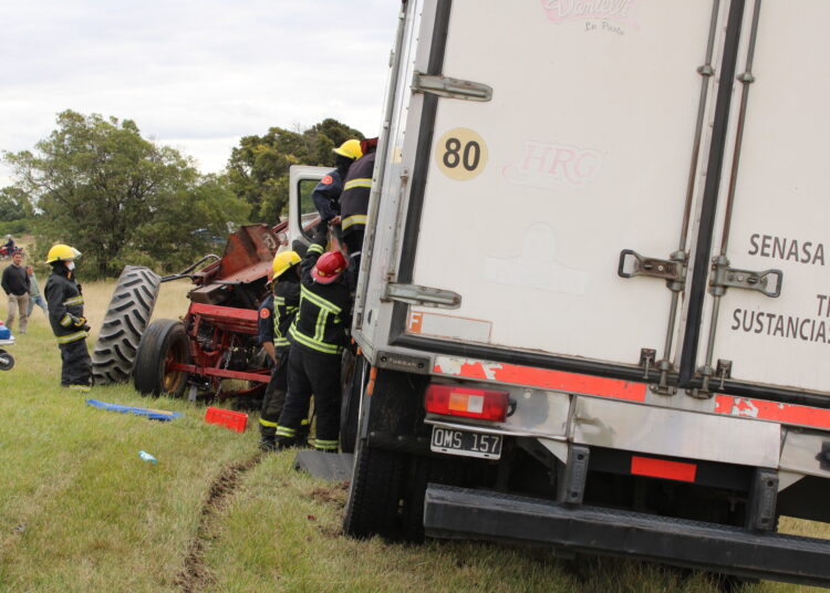 Camiòn que transportaba pastas hacìa Juàrez, chocò contra un carro cerealero