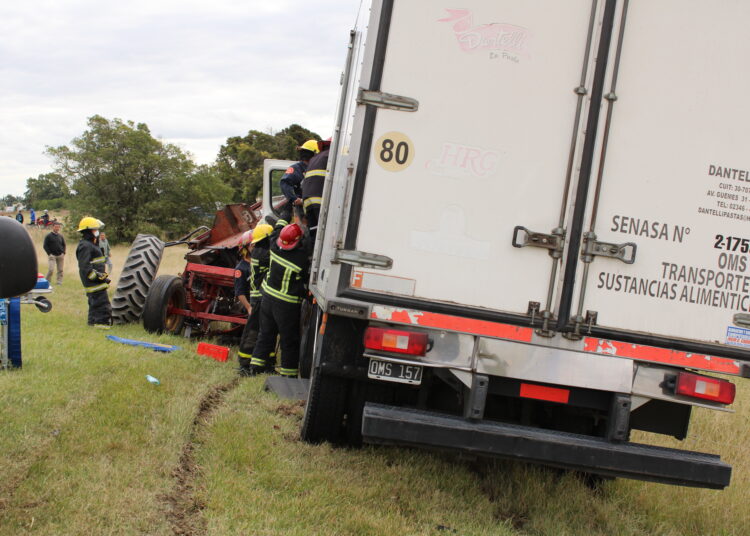 Camiòn que transportaba pastas hacìa Juàrez, chocò contra un carro cerealero