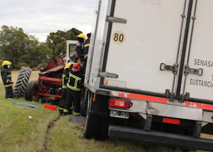 Camiòn que transportaba pastas hacìa Juàrez, chocò contra un carro cerealero