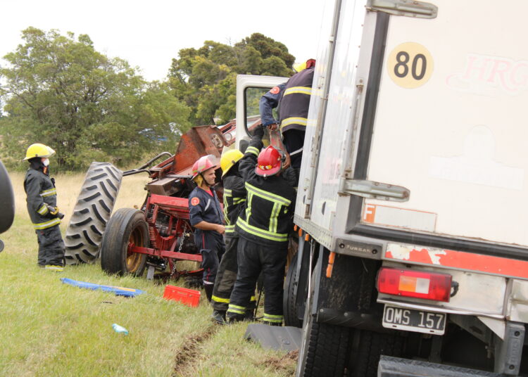 Camiòn que transportaba pastas hacìa Juàrez, chocò contra un carro cerealero