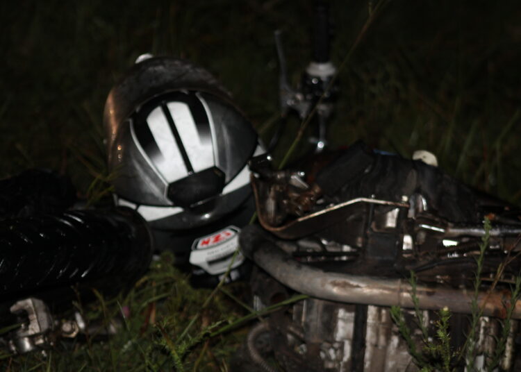 Un auto embistió a una moto en ruta nacional 3, hay dos heridos