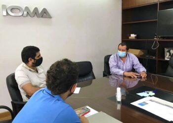El intendente realiza tramites en el IOMA