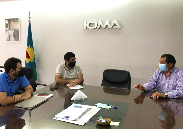El intendente realiza tramites en el IOMA