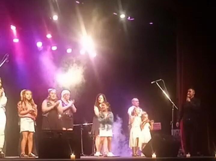 Dos niñas de Villa Cacique hicieron su primera presentación de canto en un Teatro tandilense