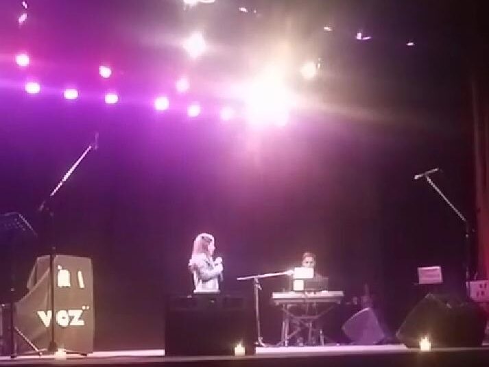 Dos niñas de Villa Cacique hicieron su primera presentación de canto en un Teatro tandilense