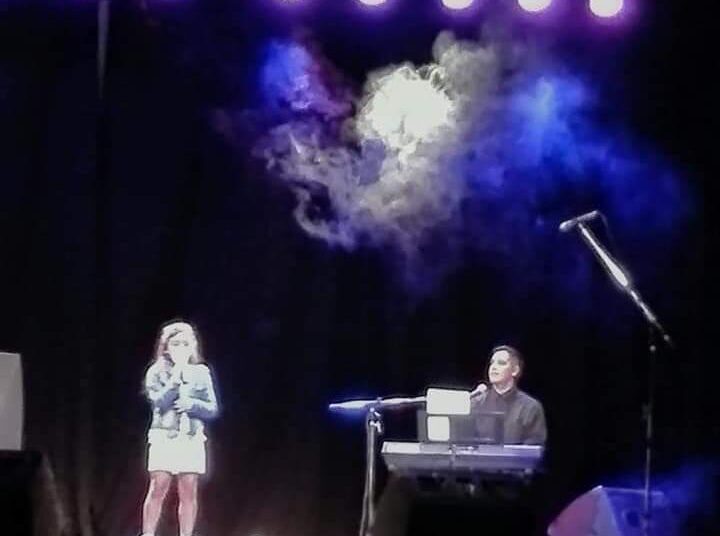 Dos niñas de Villa Cacique hicieron su primera presentación de canto en un Teatro tandilense