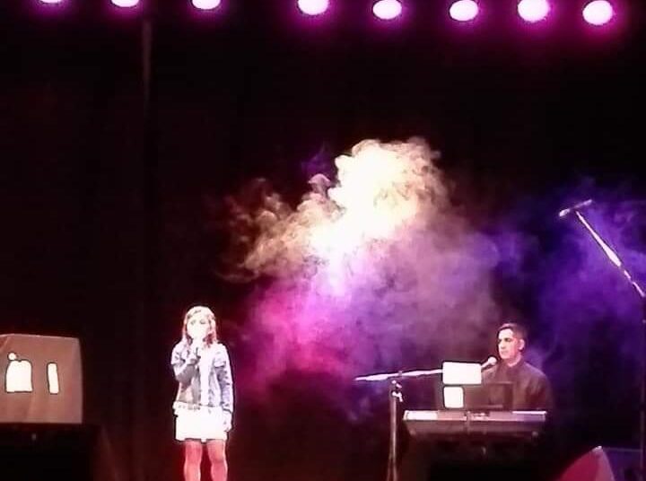 Dos niñas de Villa Cacique hicieron su primera presentación de canto en un Teatro tandilense