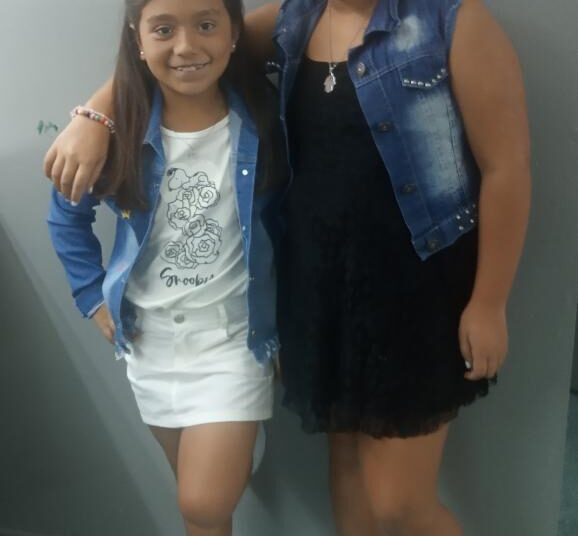 Dos niñas de Villa Cacique hicieron su primera presentación de canto en un Teatro tandilense