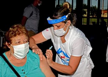 Dio comienzo la campaña masiva de vacunación contra el COVID-19