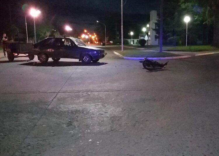 Accidente entre auto y moto sin heridos de consideracion