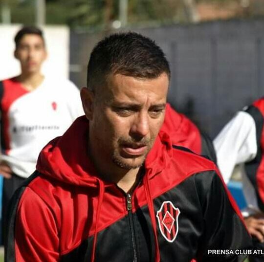 Juan Manuel Fauret dejó de ser el técnico de la 6ta división de Juarense