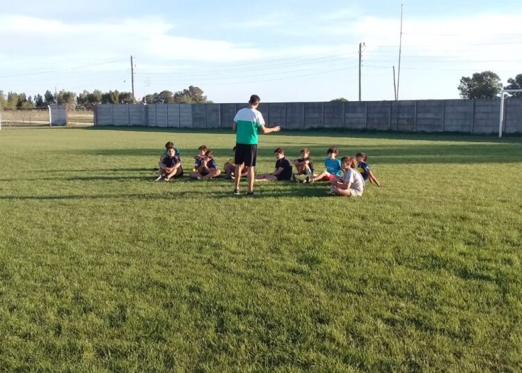 Todas las categorías de Argentino entrenan en su predio, hoy arranca la Escuelita