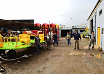 Personal municipal se encuentra armando nuevos juegos infantiles