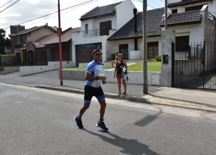 Una meta y una dedicación especial, Moca Fernández corrió el Tría Olímpico de Azul