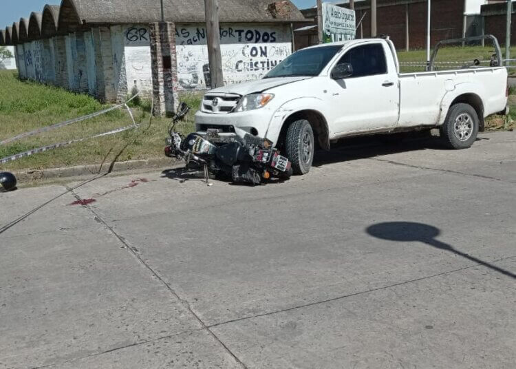 Accidente con graves consecuencias entre moto y camioneta