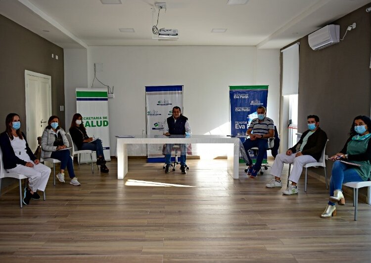 Reunión entre el jefe comunal y los responsables del área de Salud