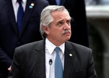 Alberto Fernández prepara restricciones al turismo y fuertes controles sanitarios para aplacar la segunda ola del COVID-19