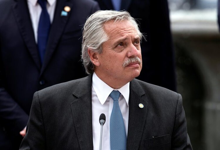 Alberto Fernández prepara restricciones al turismo y fuertes controles sanitarios para aplacar la segunda ola del COVID-19