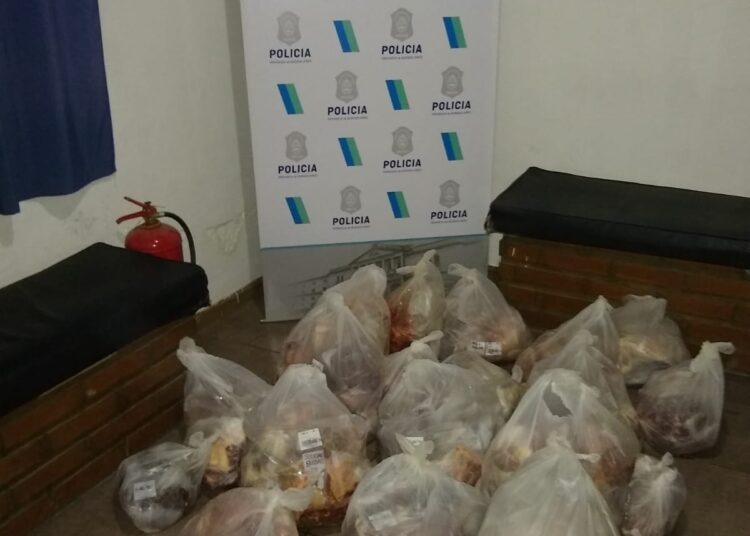 Interceptaron una camioneta en caminos rurales que transportaba más de 100 kg de carne