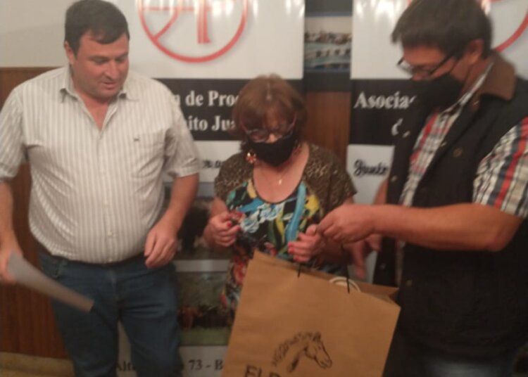 La Asociación de Productores reconoció a dos trabajadoras rurales en el Día de la Mujer