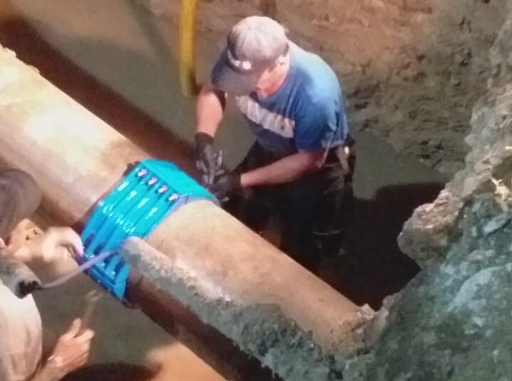 El equipo de obras sanitarias finalizó la tarea del arreglo del caño