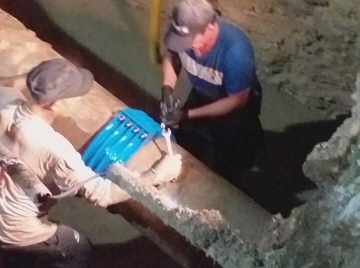El equipo de obras sanitarias finalizó la tarea del arreglo del caño