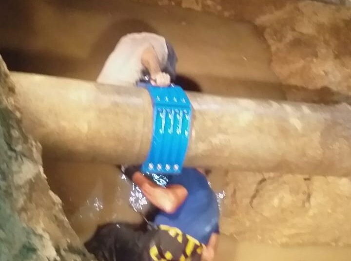 El equipo de obras sanitarias finalizó la tarea del arreglo del caño