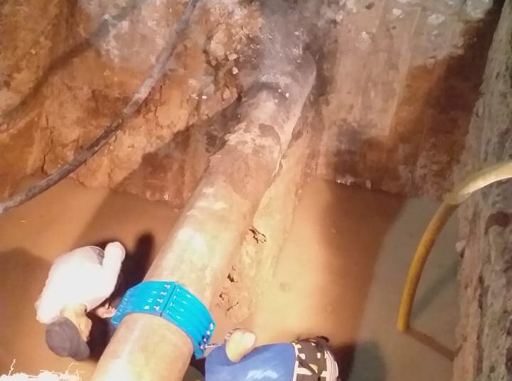 El equipo de obras sanitarias finalizó la tarea del arreglo del caño