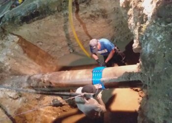 El equipo de obras sanitarias finalizó la tarea del arreglo del caño