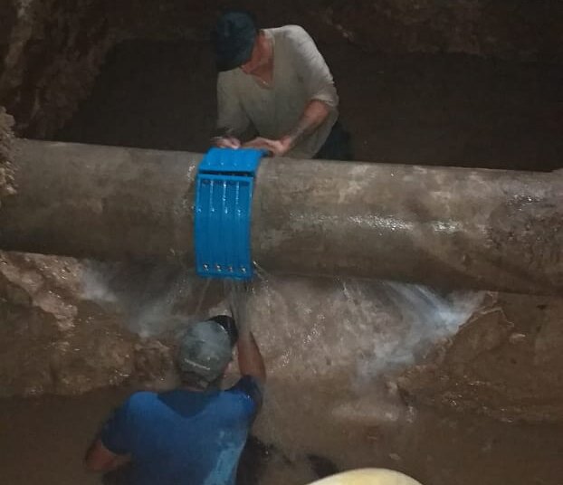 El equipo de obras sanitarias finalizó la tarea del arreglo del caño