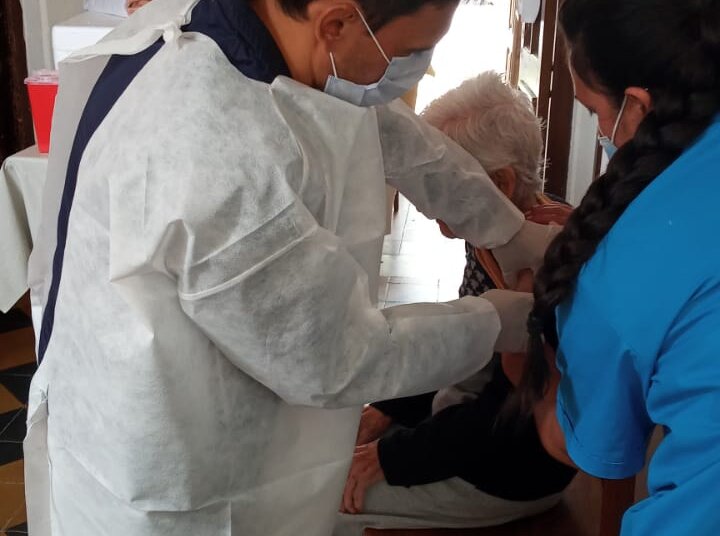 Abuelos y personal del Hogar Abuela Maruca recibieron la primera dosis de la vacuna