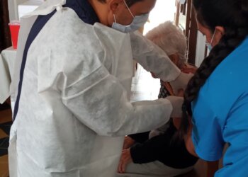 Abuelos y personal del Hogar Abuela Maruca recibieron la primera dosis de la vacuna