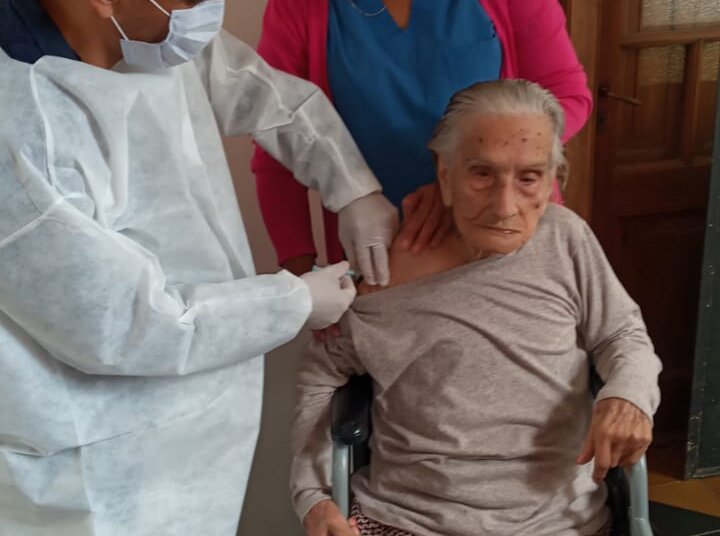 Abuelos y personal del Hogar Abuela Maruca recibieron la primera dosis de la vacuna